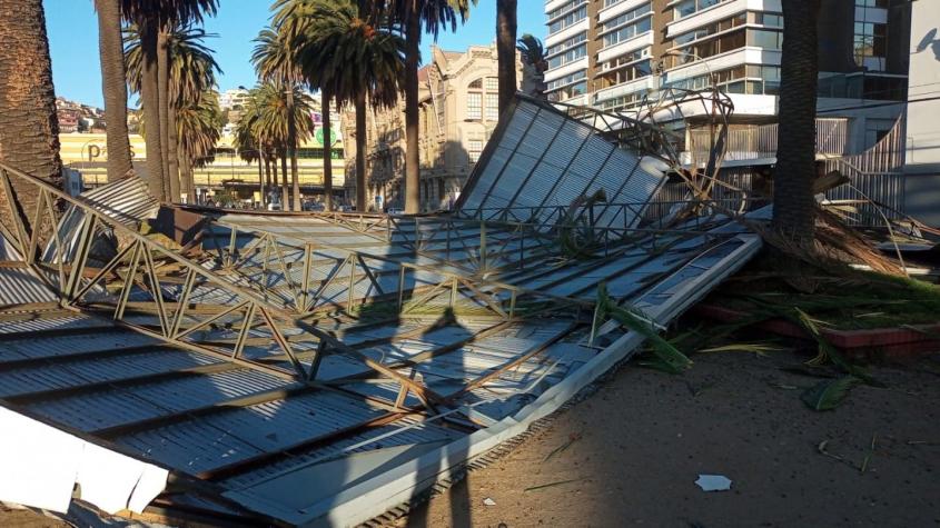 Fuerte viento desprende parte del techo de la Universidad Católica de Valparaíso