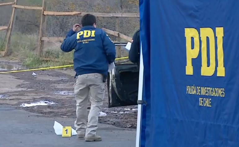 Encuentran cuerpo al interior de maletero de auto incendiado en Peñalolén