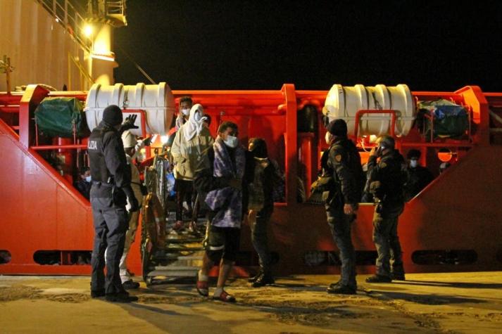 Condenan en Italia a comandante de buque que desembarcó a migrantes en Libia