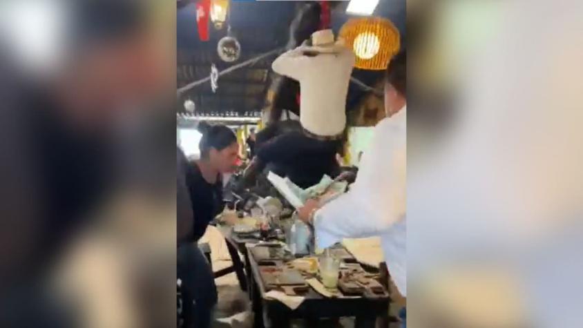 [VIDEO] Caballo "se sale de control" durante show en un restaurante y provoca el caos