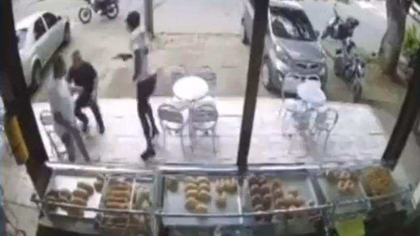 [VIDEO] Hombre se deja robar y luego mata a disparos a los delincuentes