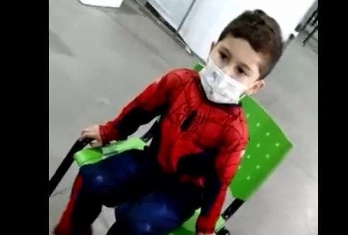 [VIDEO]  La sorpresa que se lleva un niño vestido del hombre araña cuando acude a vacunarse