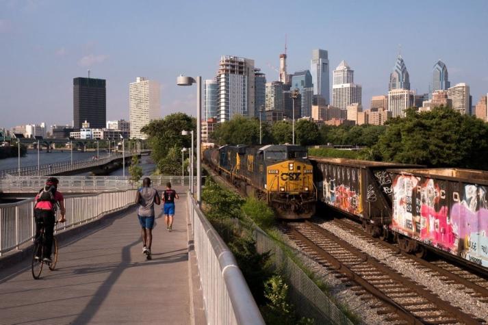 Una mujer es violada en un tren de Philadelphia: Otros pasajeros no intervinieron para ayudarla