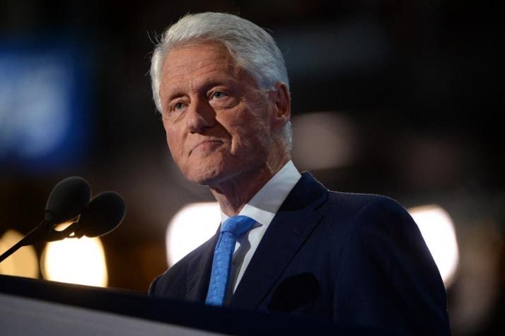 El ex presidente de Estados Unidos, Bill Clinton sale del hospital