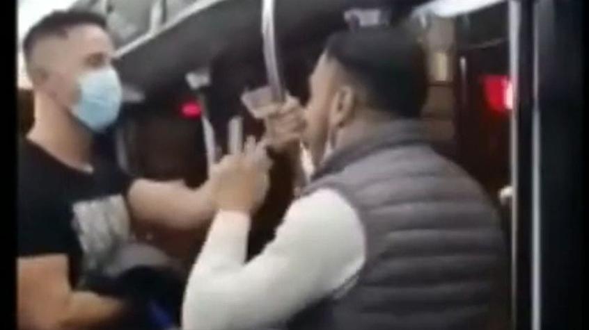 Policía es brutalmente agredido tras solicitarle a un pasajero el uso de mascarilla en un autobús