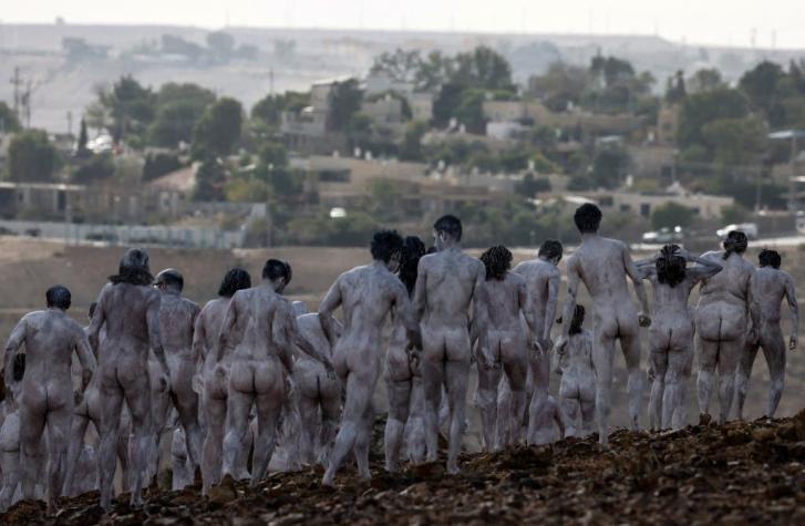 Centenares de personas desnudas pintadas de blanco posan para fotógrafo Tunick en el Mar Muerto