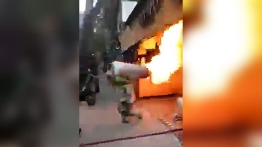 [VIDEO] Bombero arriesga su vida para sacar balón de gas en medio de un incendio