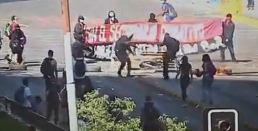 [VIDEO] Encapuchado resulta quemado al intentar encender una barricada en el centro de Santiago