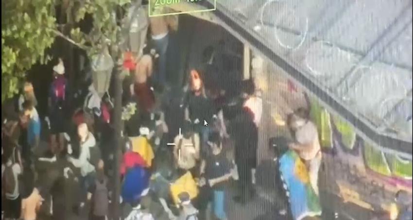 [VIDEO] Manifestantes protagonizan saqueo a local Doggis de Santa Rosa con Alameda