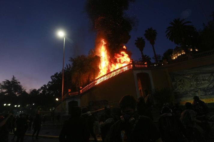 [VIDEO] Se registra incendio en escaleras del Cerro Santa Lucía