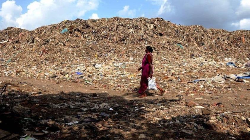 La pesadilla de la montaña de basura tan alta como un edificio de 18 pisos en India