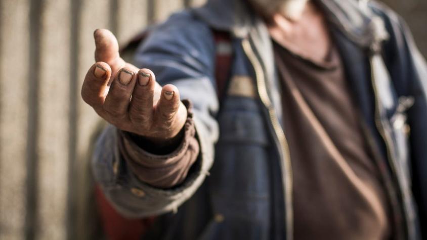 Profesor jubilado hace clases a hombre en situación de calle para que se gradúe y encuentre trabajo