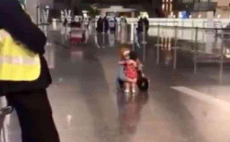 La tierna petición de una niña a la seguridad del aeropuerto para abrazar a su tía