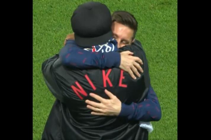 El emotivo abrazo entre Lionel Messi y Ronaldinho en la previa del partido del PSG por la Champions