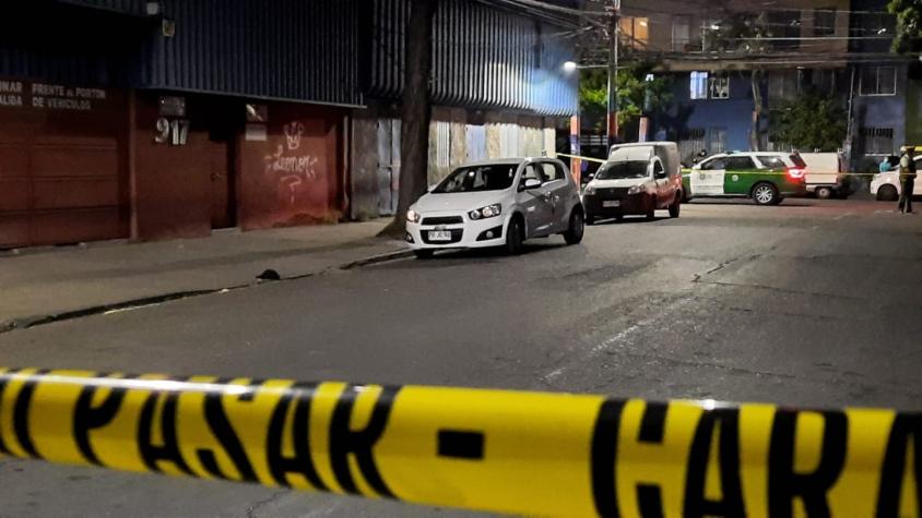 Investigan muerte de dos mujeres en Santiago Centro: fueron encontradas al interior de un auto