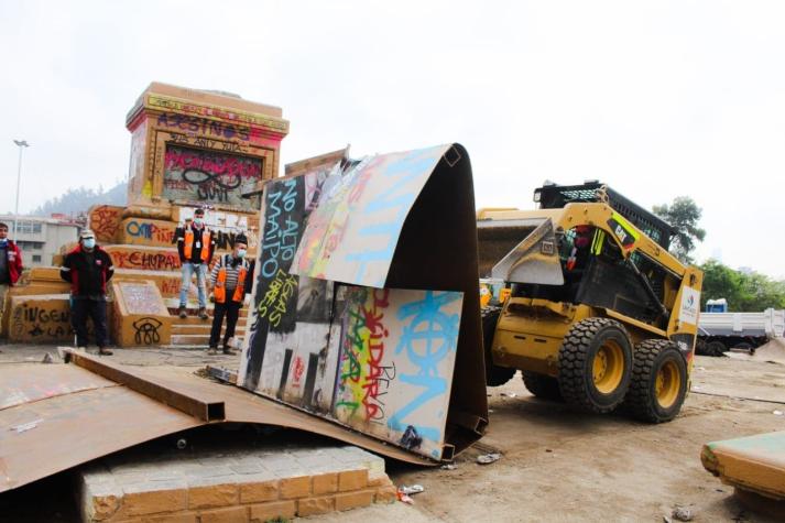 Gobierno realiza limpieza en Plaza Baquedano y retira restos del muro de protección a la estatua