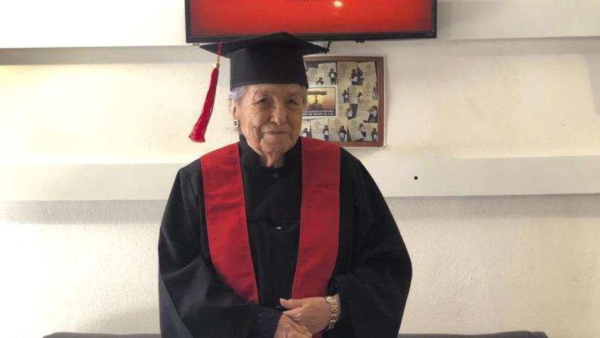 Abuelita de 93 años se gradúa de la universidad con las mejores notas de su curso