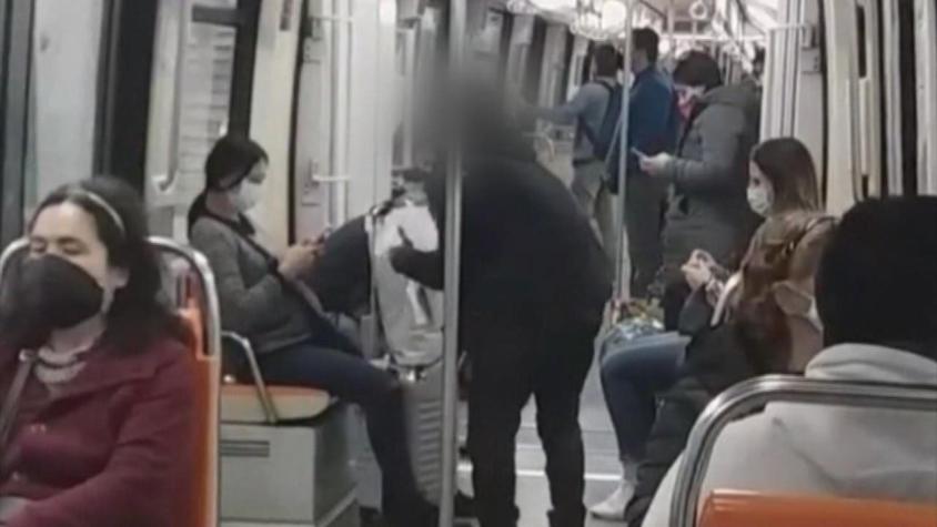 [VIDEO] Mujeres acusan supuesta droga: Denuncian falsos "sanitizadores" en el Metro