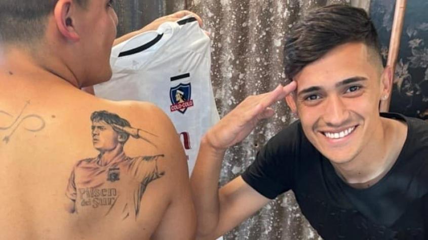 Pablo Solari sorprende a hincha que se tatuó su celebración en la espalda