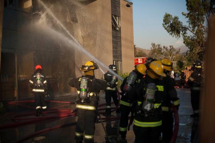 Municipalidad de Huechuraba alerta a los vecinos por incendio en fábrica de acrílicos