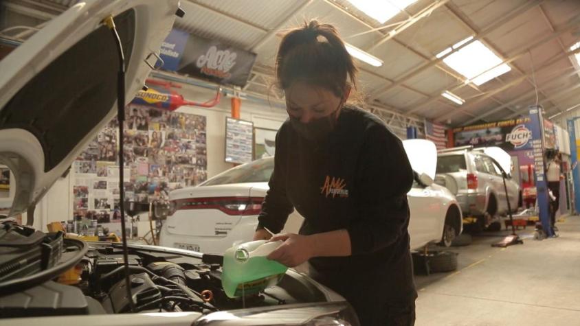 [VIDEO] Mecánica crea clínica gratuita para enseñar a mujeres que quieran saber de autos