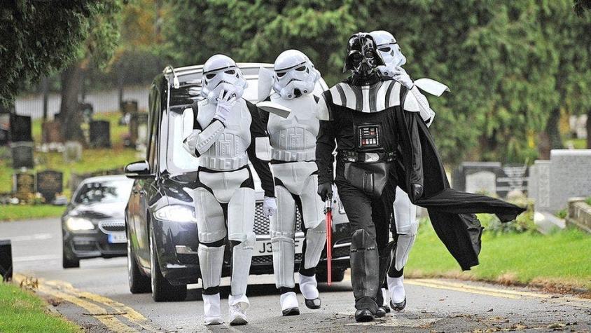 Fallecida lo había pedido en vida: Darth Vader encabezó un funeral temático de Star Wars