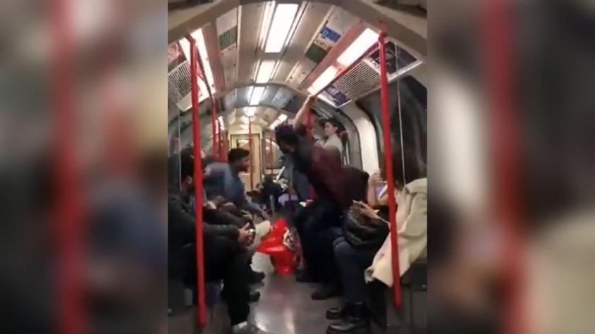 [VIDEO] Varias personas evitan agresión racista de un hombre a mujer asiática en el metro de Londres