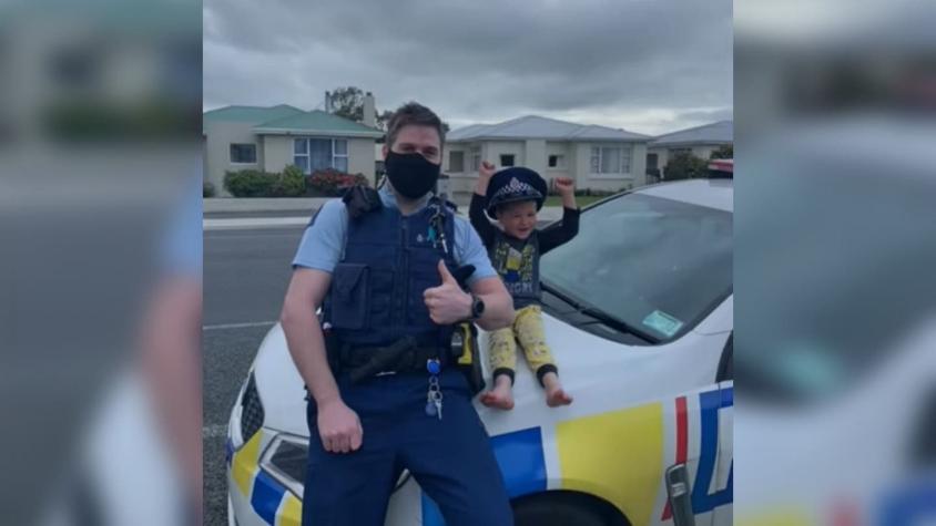 [VIDEO] Niño llama a la policía para enseñar sus juguetes: oficial fue a ver qué tan geniales eran