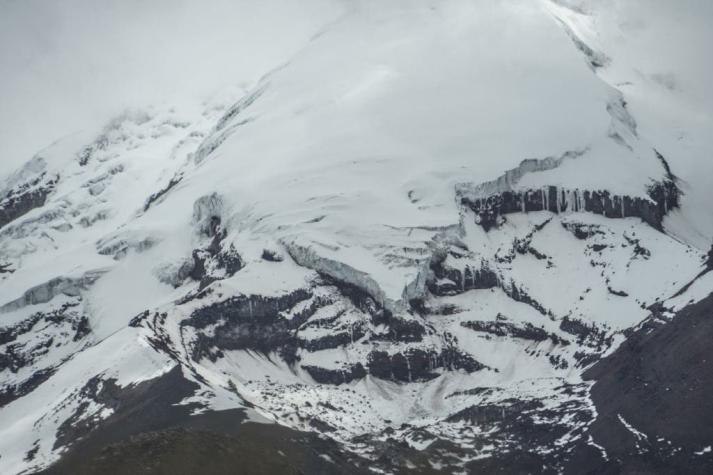 Alud en volcán nevado de Ecuador deja al menos cuatro muertos y un herido