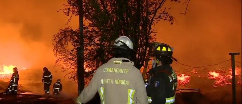 Al menos 25 damnificados tras incendio en fábrica de pallets en Pudahuel