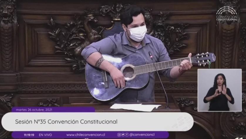 Con guitarra y citando a Chayanne: El sorpresivo discurso musical del constituyente Nicolás Núñez