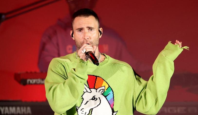 La viralizada reacción de Adam Levine cuando una fan le saltó encima durante un show de Maroon 5