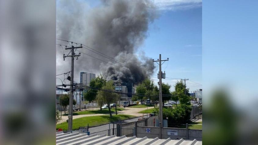 Bomberos combaten incendio en fábrica de San Bernardo