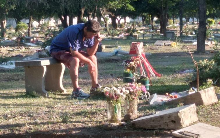 Amor incondicional: padre escucha partidos de fútbol junto a tumba de su hijo que murió trágicamente
