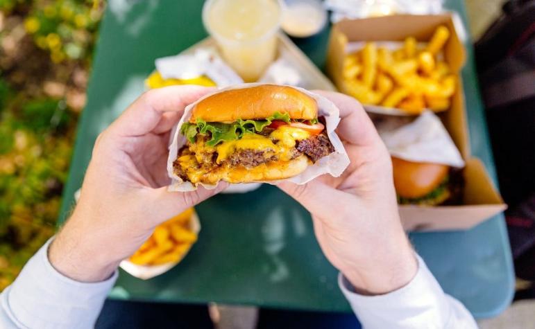 Estudio asegura que la comida rápida contiene sustancias químicas que alteran las hormonas