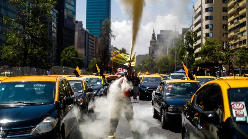[VIDEO] Manifestación de taxistas en Santiago provoca cortes y desvíos del tránsito