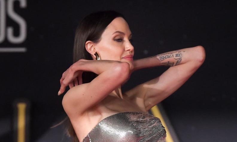 El percance de Angelina Jolie con sus extensiones en alfombra roja de "Eternals" que se hizo viral