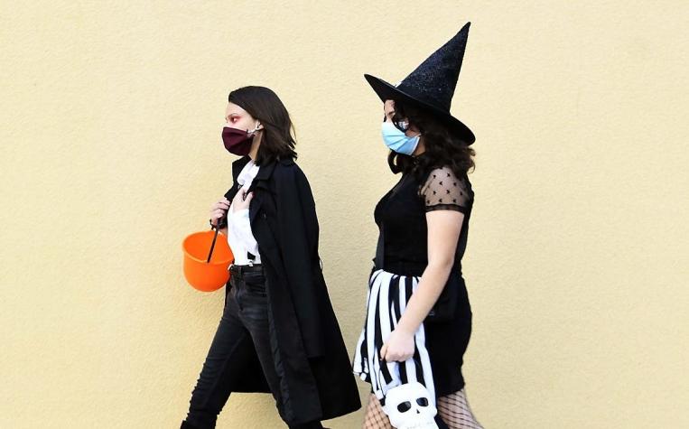 "Las máscaras no reemplazan la mascarilla": Recomendaciones del Minsal para celebración de Halloween