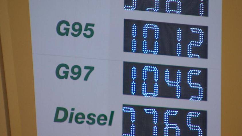 [VIDEO] Precio de la bencina supera los mil pesos en Santiago: Alzas seguirán al menos un mes