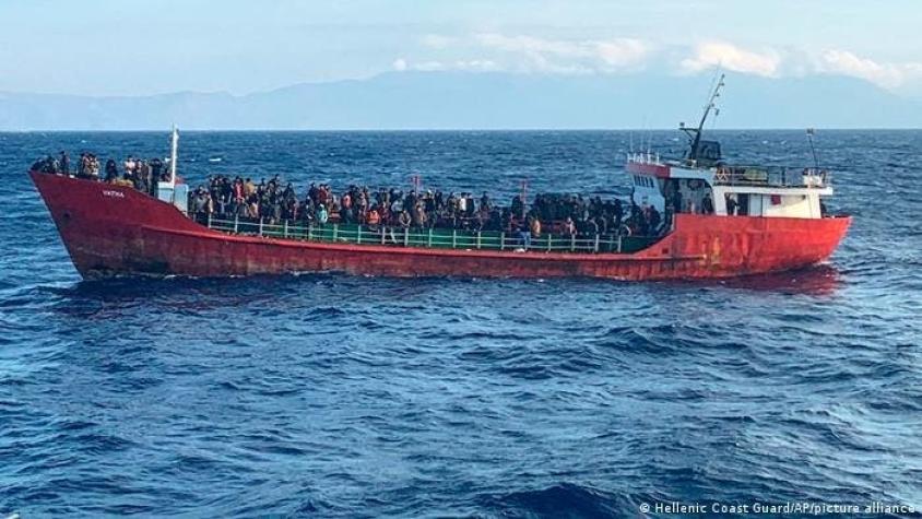 Grecia intercepta un carguero con 400 migrantes e intenta devolverlo a Turquía