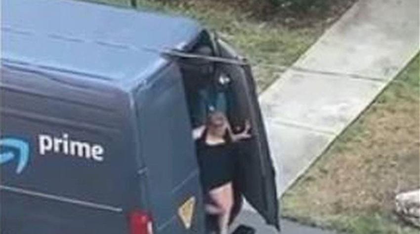 Despiden a trabajador de Amazon que fue captado dejando salir a una mujer desde camioneta de reparto