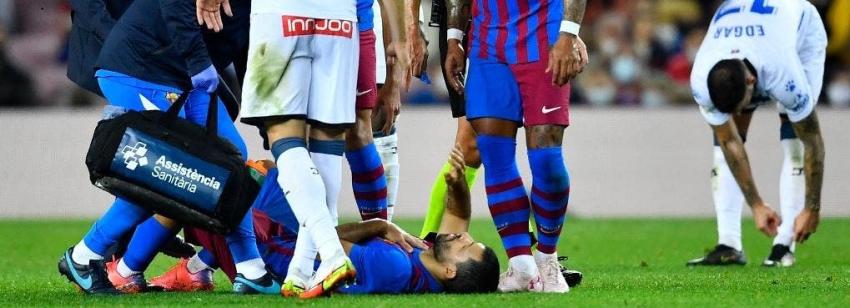 Preocupación por el "Kun" Agüero: Se tomó el pecho y debió ser sustituido en duelo del Barcelona