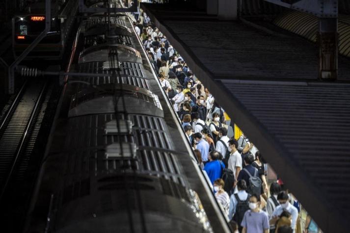Hombre ataca con cuchillo y líquido inflamable a pasajeros en tren de Tokio Hombre ataca con cuchillo y líquido inflamable a pasajeros en tren de Tokio