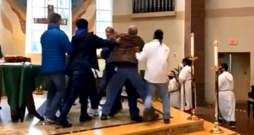 Captan tremenda pelea en iglesia en EE.UU: Sacerdote había retado a hombre que no usaba mascarilla