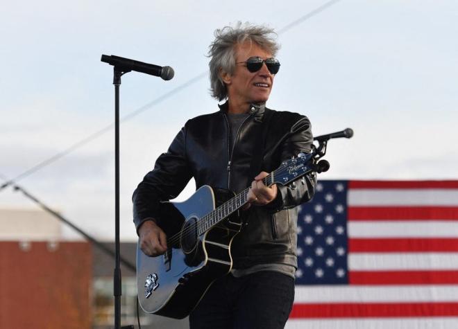 Jon Bon Jovi dio positivo a COVID-19 cuando se subía al escenario para dar un concierto