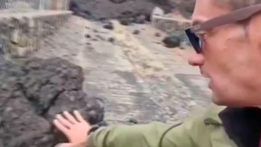 VIDEO: Periodista se quemó la mano por tocar la lava del volcán de La Palma
