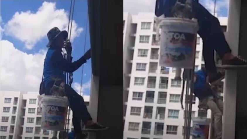 Mujer cortó las cuerdas de seguridad de trabajadores que pintaban el piso 30 de su edificio
