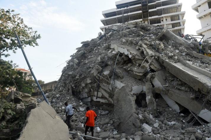 Se derrumba edificio de 21 pisos en Nigeria: Al menos tres muertos y personas atrapadas