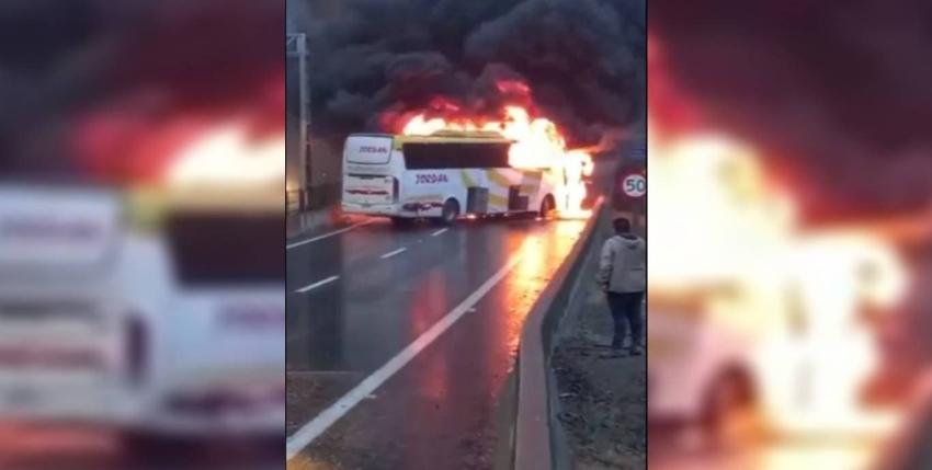Nuevo ataque incendiario: encapuchados quemaron bus en comuna de Lota