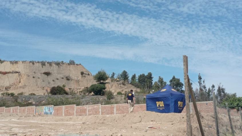 Encuentran cuerpo sin vida de una mujer en sitio eriazo de Villa Alemana